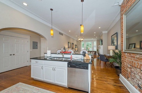 Walnut Hills Apartment | 2 Bedrooms with 2 full baths unit