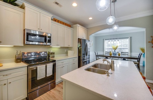 East Ocean View House | 2 Blks to Beach! Family Home w/Hot Tub in Norfolk