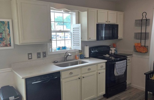 Ann Acres House | 2 Blocks to the Beach! Cozy 4BR Ranch, 7-Car Parking & Huge Patio