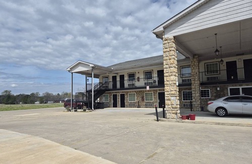 Chickamauga Hotel | 2 Comfortable King Rooms Ideal for Exploring Nearby Chickamauga Highlights