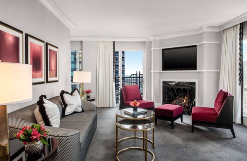 Rush and Division Hotel | 2 Connecting Suites at a 5⭐️ Hotel