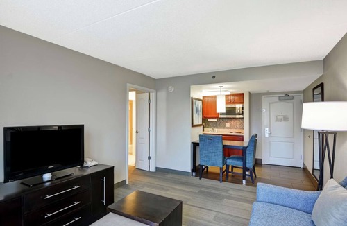 Lexington Hotel | 2 Convenient Suites | 6.3 Miles Away from Airport | Pet-Friendly | Free Parking