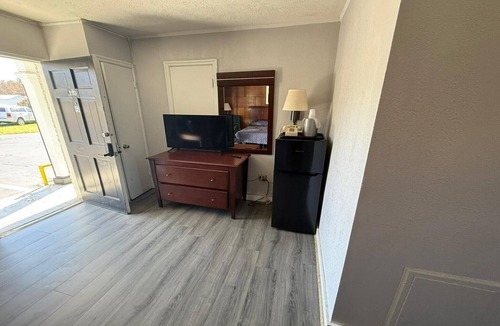 Danville Hotel | 2 Full Beds Non-Smoking