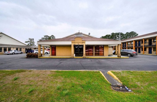 Williamston Apartment | 2 Full Beds | Williamston