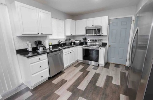 Independence House | 2 King beds; The Sunset house/4bd/2 1/2 baths