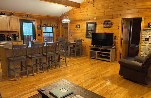 Gatlinburg Cabin | 2 Master Suite Gatlinburg Cabin-Easy Access-Only Minutes to Town-RockyTop 1 Mile