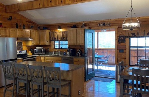 Gatlinburg Cabin | 2 Master Suite Gatlinburg Cabin-Easy Access-Only Minutes to Town-RockyTop 1 Mile