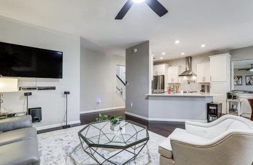 Sugar Hill House | 2 Mi to Suwanee Town Center: Spacious Townhome