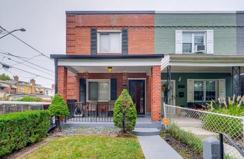 Northeast House | 2 Mi to The Fields At RFK Campus: DC Getaway