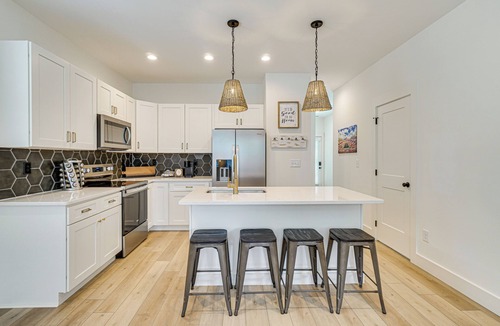 Old North Knoxville Cottage | 2 Mi to UT: Modern Retreat w/Covered Porch