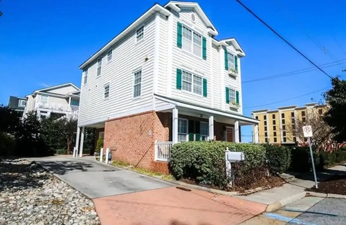 Northeast Virginia Beach House | 2 min Walk to the Beach! Gorgeous and spacious home perfect for a group!