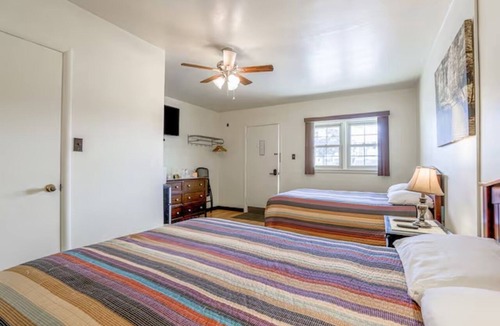 Short Creek Hotel | 2 Modern Double-Bed Rooms Close to Cadiz Activities Plus Free Parking