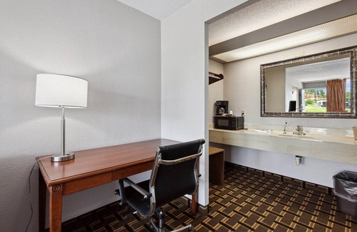 Greeneville Apartment | 2 Queen Bed | Smoking