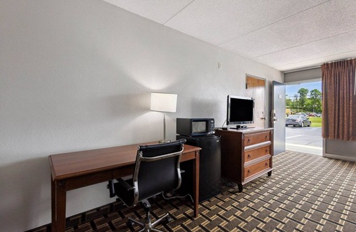 Greeneville Apartment | 2 Queen Bed | Smoking