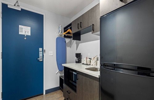 Sandston Apartment | 2 Queen Beds|Mobil Access Tub NS Kitchen