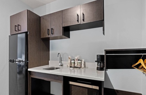 Sandston Apartment | 2 Queen Beds|Mobil Access Tub NS Kitchen