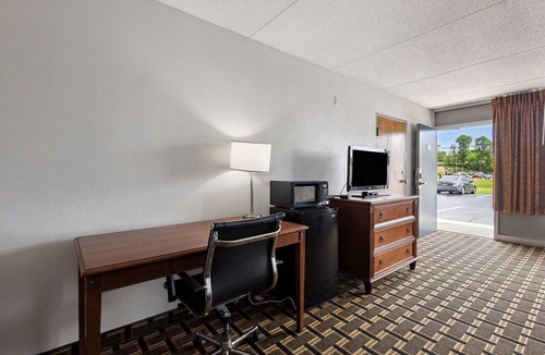 Greeneville Apartment | 2 Queen Beds|Non-Smoking