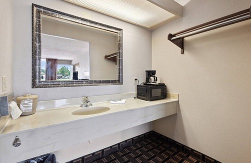 Greeneville Apartment | 2 Queen Beds|Non-Smoking