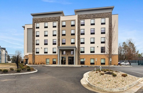 Sandston Apartment | 2 Queen Beds|NS| Kitchen