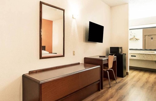 Covington Apartment | 2 Queen Beds Smoking Micfridge