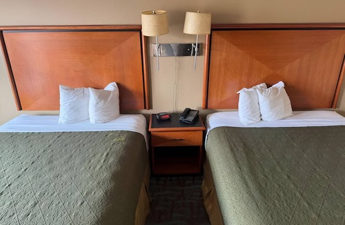 Harriman Hotel | 2-Room Escape with Free Parking & Breakfast – Convenient I-40 Location