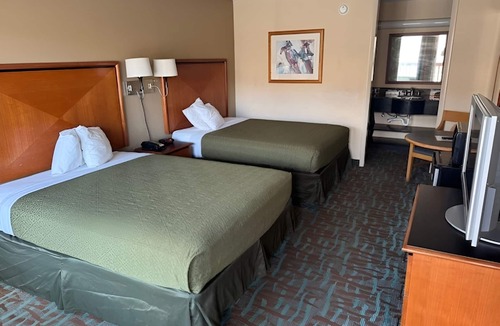 Harriman Hotel | 2-Room Escape with Free Parking & Breakfast – Convenient I-40 Location