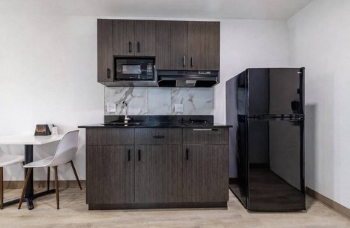 Gonzales Hotel | 2 Sharp 2-Queen Studios w/Kitchens, 0.3mi to RaceTrac & 0.5mi to Tanger