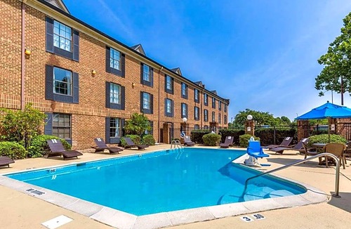 Central Newport News Hotel | 2-Star Hotel ∙ Comfort Inn Newport News - Hampton I-64