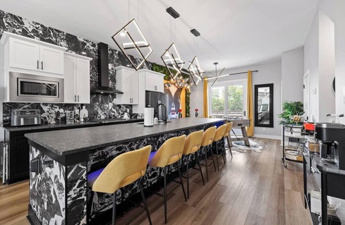 Chattanooga House | 2 Townhomes | Sleeps 14 | Sauna | Massage Chair