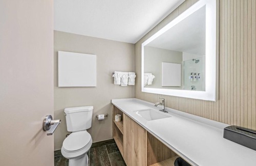 Statesville Hotel | 2 Units | Efficient Stay Close to Statesville Historic District - 2 miles
