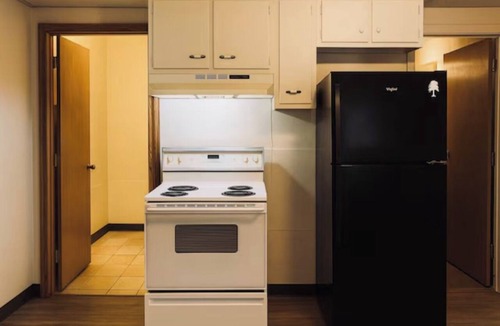 Wolf Point Hotel | 2 Value-Driven Rooms Near Local Dining Options, Next to Wolfe Pointe Museum