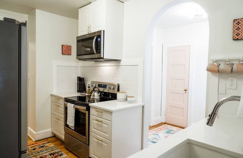 Shandon House | 2917 Monroe · Spacious Shandon Home Minutes to USC - 4 King Beds