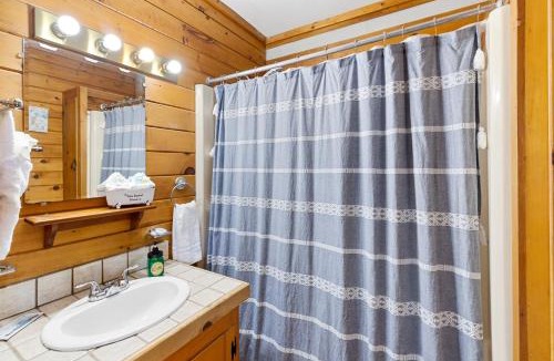 Fancy Gap House | 2BR Cabin with Jacuzzi and Mountain Views - Cabin 5