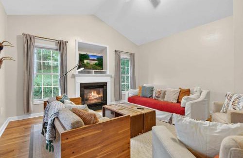 Luray House | 2BR home w BBQ grill & backyard