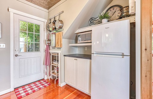 Point Roberts House | 2BR Oceanfront Cottage w/Fire Table & Huge Deck