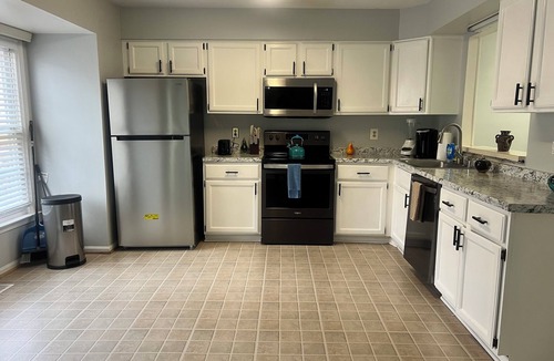 Newington House | 3 Bed 2.5 Bath Fully Furnished Spacious Townhouse Free Parking, basement, deck