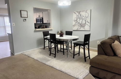 Newington House | 3 Bed 2.5 Bath Fully Furnished Spacious Townhouse Free Parking, basement, deck