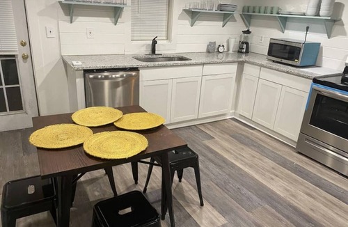 Decherd House | 3 bed 2 bath Renovated Home Near the Lake