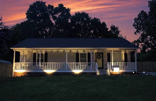 Thomasville House | 3 bed 3 bath home Fenced in yard King bed