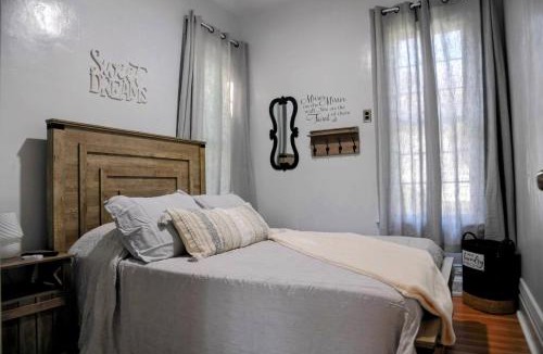 Bourbon House | 3 Bed Bath with yard and Fire Pit- Charming Small Town Exploring