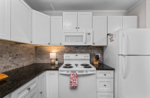 Augusta House | 3 bedroom 2 bathroom home with fenced yard that allows pets. The sleeping arrangements are 3 queen beds.