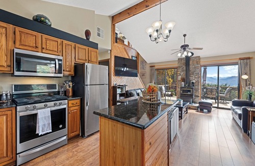 Clyde House | 3-bedroom/3-bath house next to Blue Ridge Parkway with unbeatable Mountain View