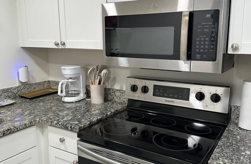 Downtown Knoxville Apartment | 3-bedroom apartment in Knoxville minutes from Neyland Stadium. Pool access.