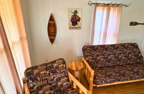 Cave Spring Cabin | 3-bedroom Bird's Nest Lodge in pleasant Cave Spring with AC and charm