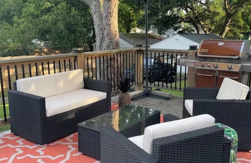Bayview House | 3 bedroom home by the Sea, a block from the beach!