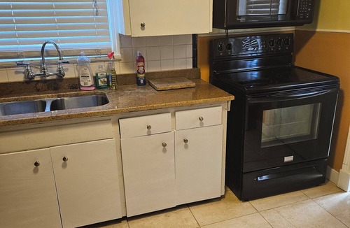 Mosby House | 3-bedroom house. Minutes away from major hospitals. Close to RIR, VCU, VUU, VSU.