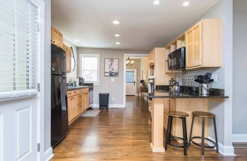 North Upper Street House | 3-bedroom house - Pvt hot tub - close to downtown & campus