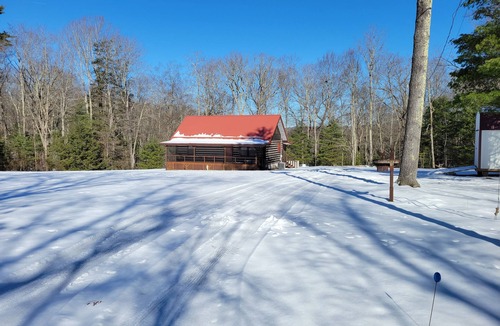 Lerona Cabin | 3 bedroom Log Cabin on 11 acres 3 minutes from Pipestem Resort State Park