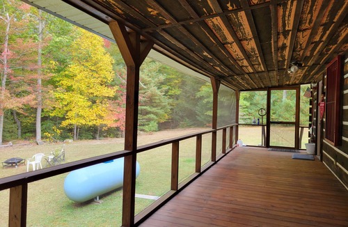 Lerona Cabin | 3 bedroom Log Cabin on 11 acres 3 minutes from Pipestem Resort State Park