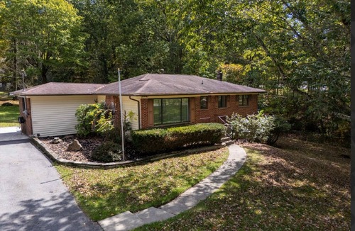 White Oak House | 3-bedroom pet friendly house with AC in Shady Spring- close to Winterplace!